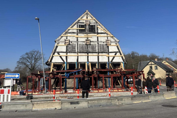 KS Gruppen er med til at flytte 200 år gammelt pakhus